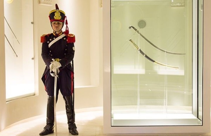 NOTICIAS PILAR:EL GOBIERNO LE QUITA EL SABLE CORVO DE SAN MARTIN AL MUSEO HISTORICO NACIONAL Y CON UNA "TEATRALIZACION" SE LO ENTREGA AL REGIMIENTO DE GRANADEROS.